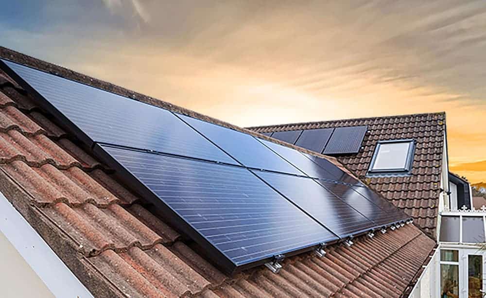 panneaux solaires plug and play sur le toit d'une maison